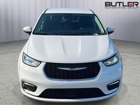 Used 2023 Chrysler Pacifica Touring-L image 9