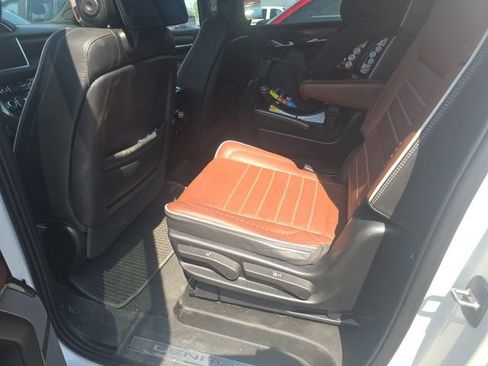 Used 2023 GMC Yukon XL Denali Ultimate AWD/4WD image 2