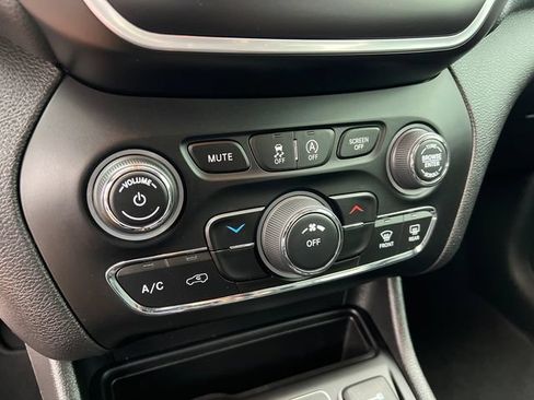Used 2021 Jeep Cherokee Latitude Plus FWD image 19