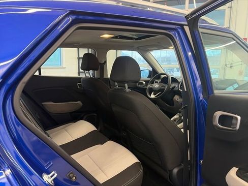 Used 2025 Hyundai Venue SEL FWD image 35