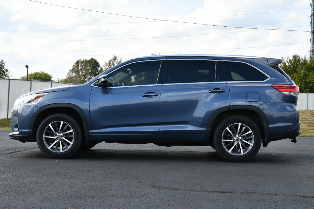 Used 2018 Toyota Highlander XLE AWD/4WD image 4