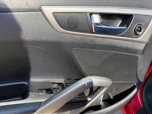 Used 2017 Hyundai Veloster FWD image 11