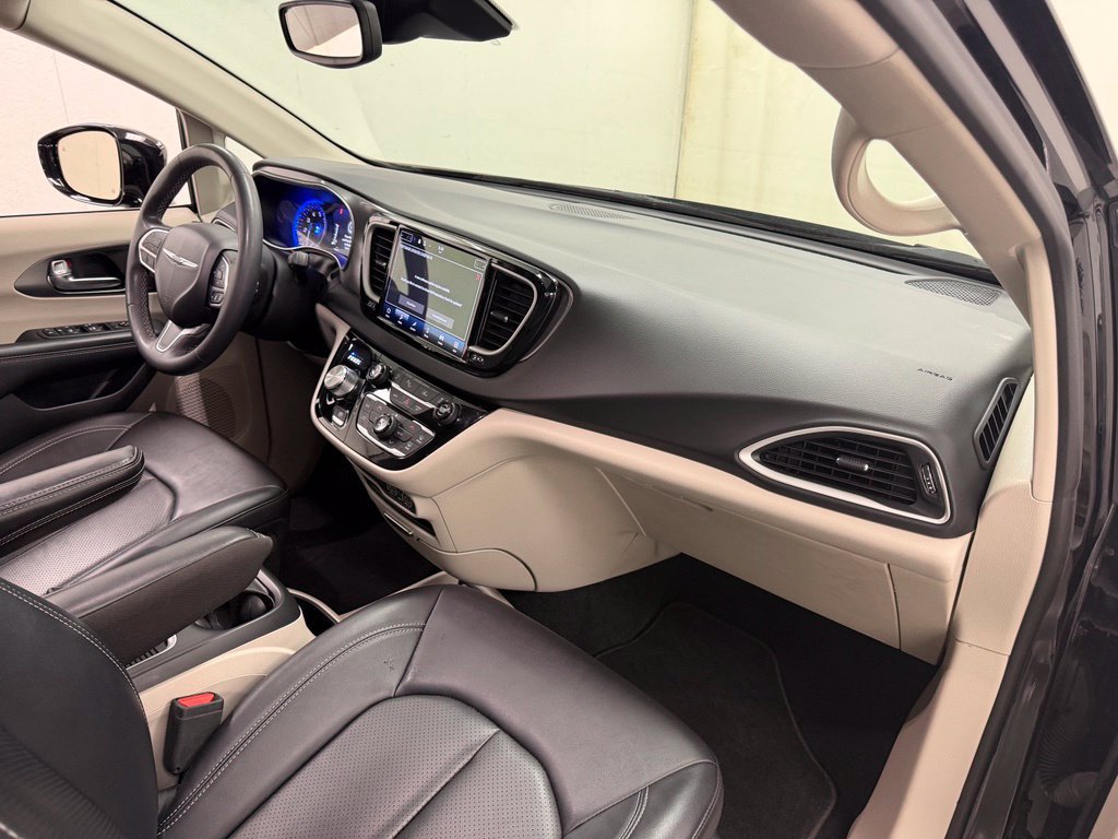 Used 2024 Chrysler Pacifica Touring-L FWD image 13