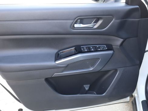 Used 2024 Nissan Pathfinder SL FWD image 21