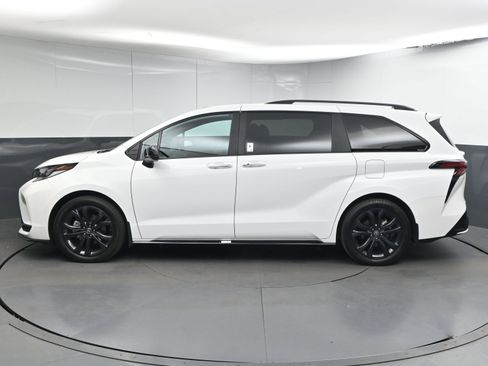 Used 2025 Toyota Sienna XSE image 5