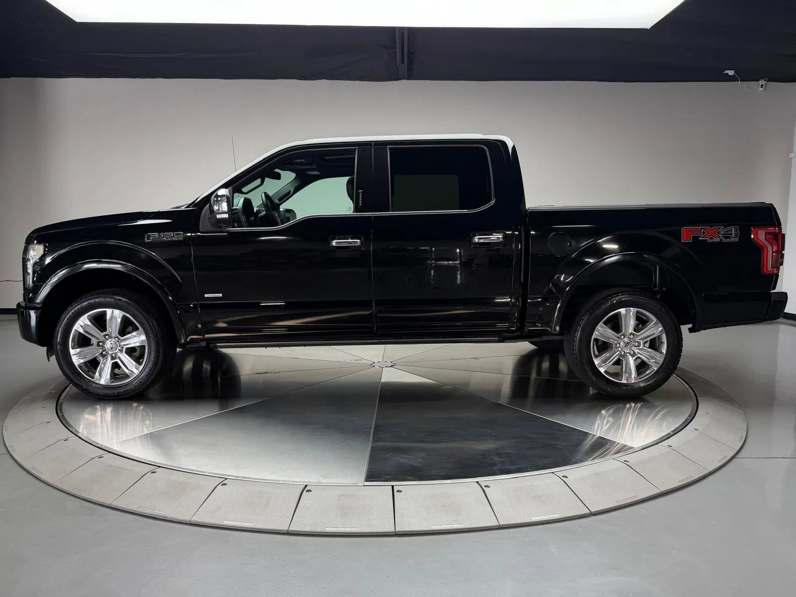 Used 2016 Ford F150 Platinum w/ Equipment Group 701A Luxury AWD/4WD image 4