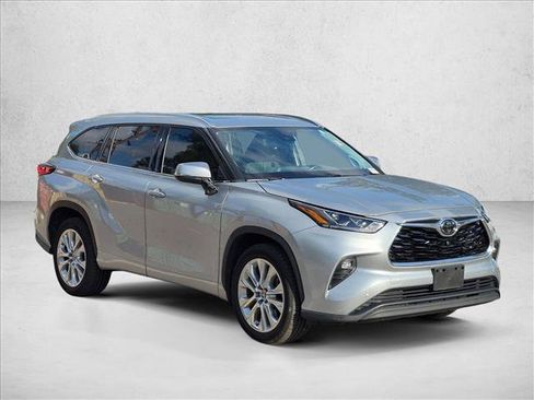 Used 2021 Toyota Highlander Limited FWD image 3