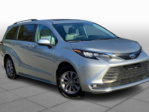Used 2024 Toyota Sienna XLE image 2