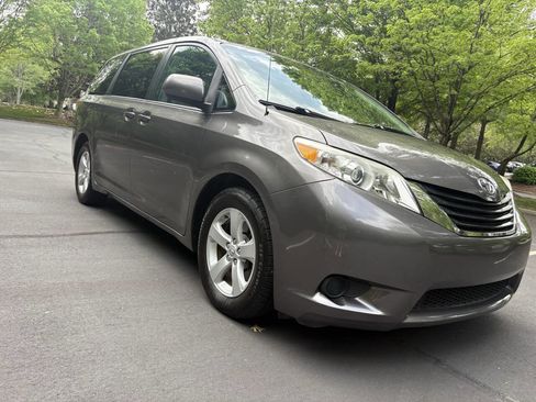 Used 2013 Toyota Sienna LE w/ Towing Pkg FWD image 45