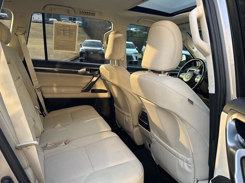 Used 2022 Lexus GX 460 Premium w/ Premium Package image 11