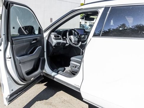 Used 2023 Toyota Highlander XSE AWD/4WD image 25