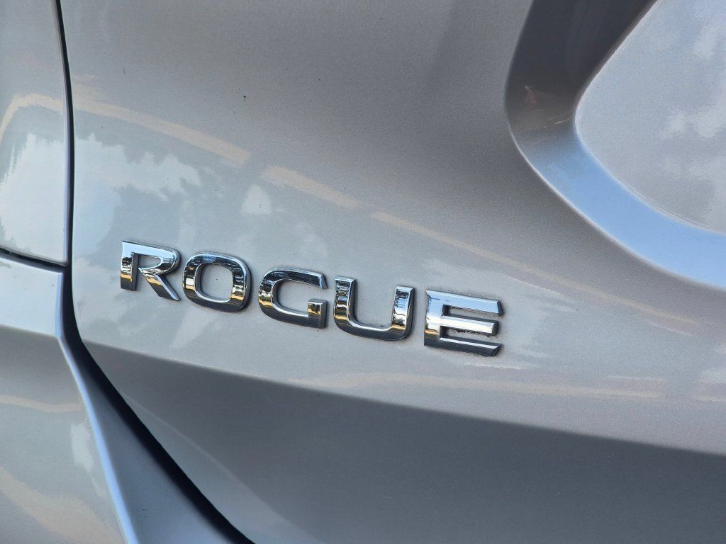 Used 2017 Nissan Rogue S AWD/4WD image 16