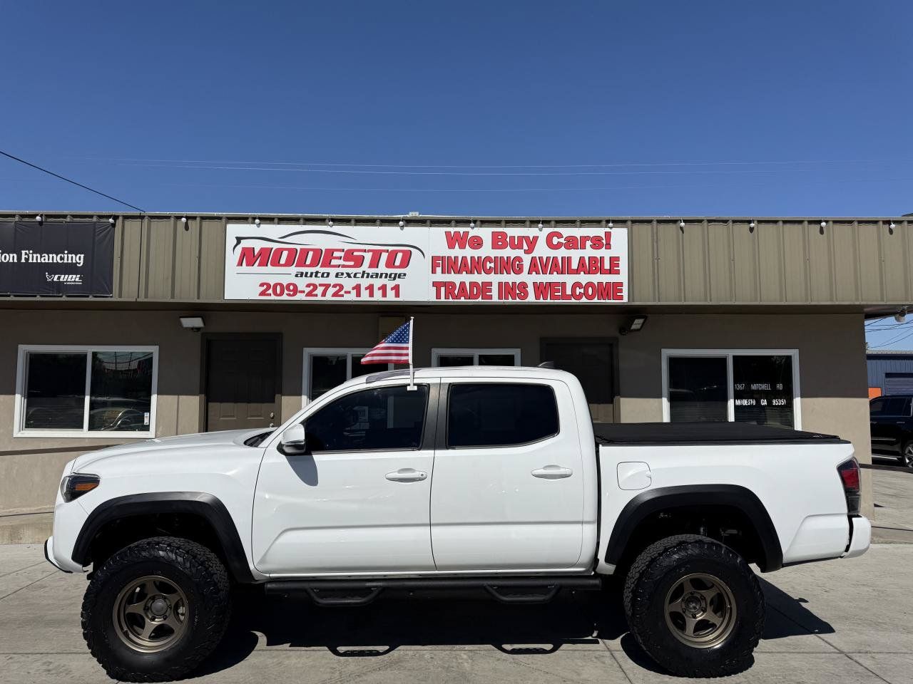 Used 2018 Toyota Tacoma TRD Off-Road w/ Technology Package AWD/4WD image 7