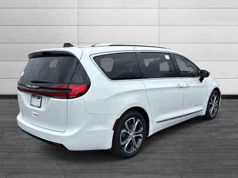 New 2026 Chrysler Pacifica Pinnacle FWD image 3