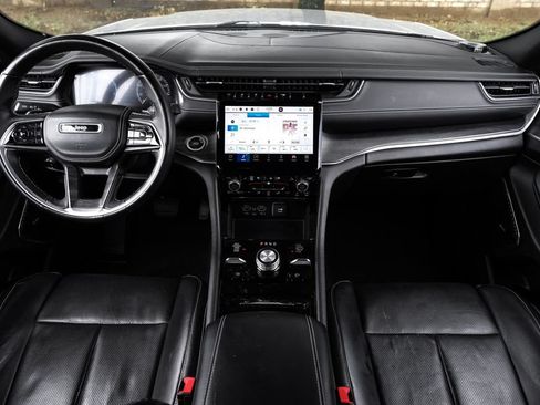 Used 2022 Jeep Grand Cherokee Overland w/ Luxury Tech Group IV AWD/4WD image 5