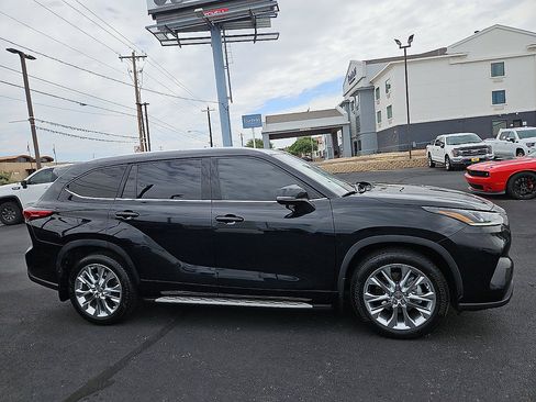 Used 2023 Toyota Highlander Limited FWD image 6