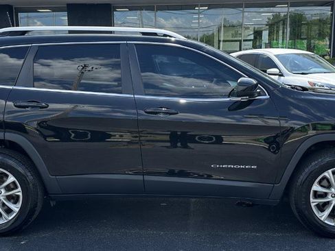 Used 2019 Jeep Cherokee Latitude w/ Popular Appearance Group AWD/4WD image 10