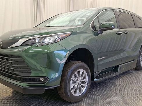 Used 2026 Toyota Sienna XLE FWD image 7
