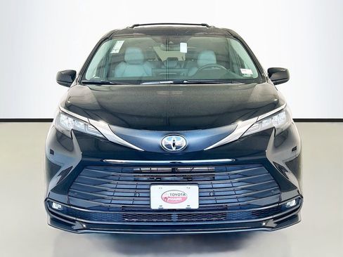 New 2026 Toyota Sienna XLE FWD image 2