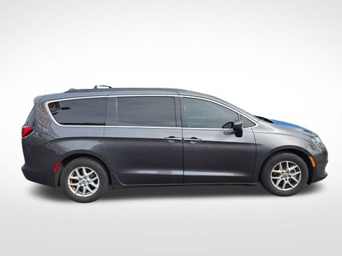 Used 2020 Chrysler Voyager LX image 4