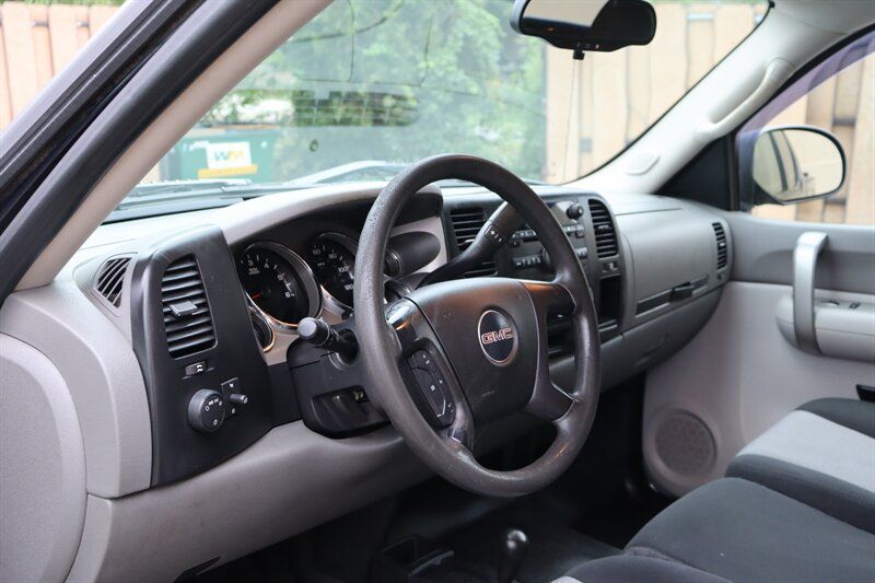 Used 2007 GMC Sierra 2500 W/T w/ Work Truck Preferred Package AWD/4WD image 16