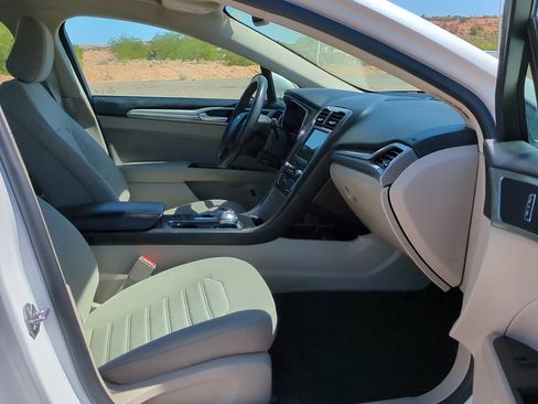 Used 2020 Ford Fusion SE FWD image 29