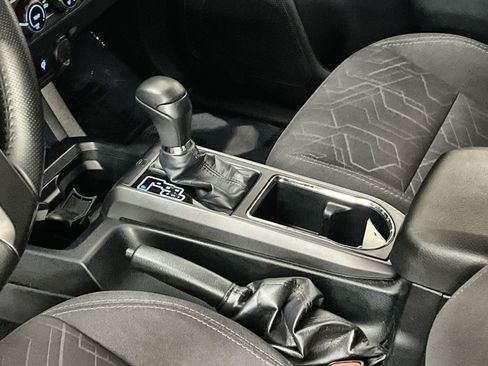 Used 2018 Toyota Tacoma TRD Off-Road w/ Technology Package AWD/4WD image 36