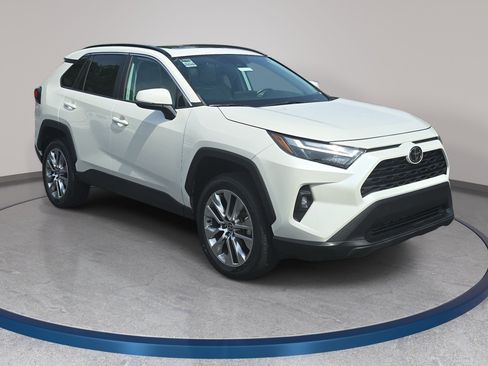 Used 2022 Toyota RAV4 XLE Premium AWD/4WD image 3