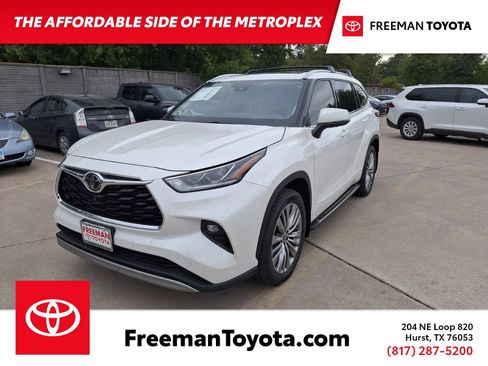 Used 2021 Toyota Highlander Platinum FWD image 1