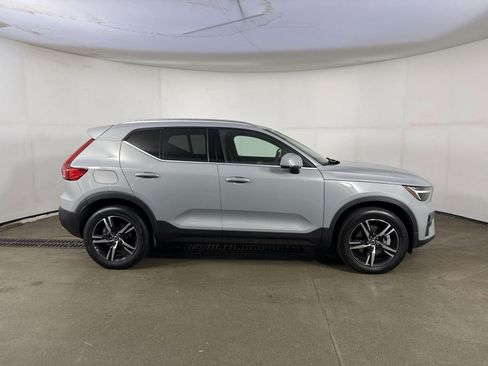 Used 2025 Volvo XC40 B5 Core image 36