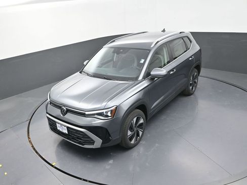 New 2026 Volkswagen Taos SE image 13