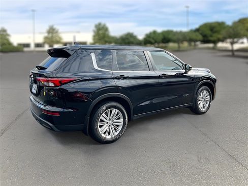 Used 2024 Mitsubishi Outlander ES image 6