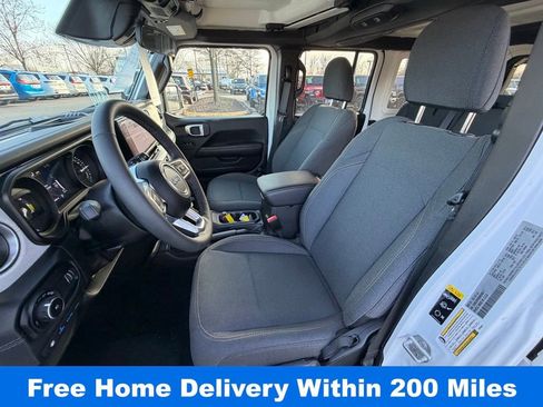 Used 2025 Jeep Wrangler Unlimited Sahara w/ Safety Group image 14