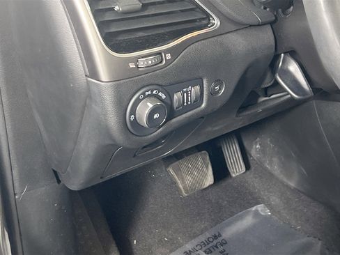 Used 2022 Jeep Cherokee Limited image 10