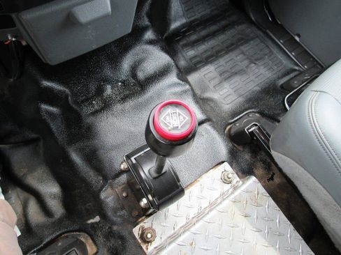 Used 2015 Ford F550 2WD Regular Cab Super Duty image 34