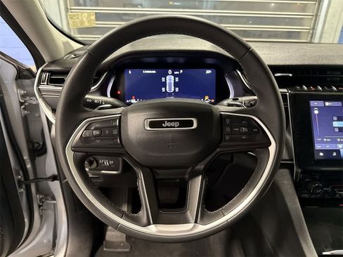 Used 2023 Jeep Grand Cherokee Laredo image 16