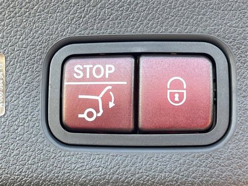 Used 2025 Mercedes-Benz GLC 300 4MATIC image 23