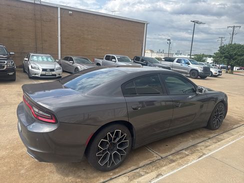 Used 2019 Dodge Charger SXT RWD image 4
