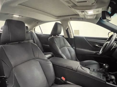 Certified 2022 Lexus ES 300h w/ Premium Package FWD image 11