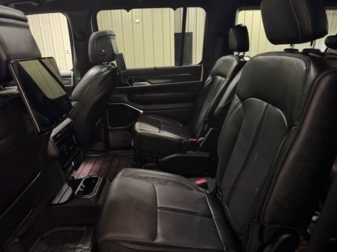 Used 2024 Jeep Wagoneer L Series III w/ Premium Group I AWD/4WD image 18