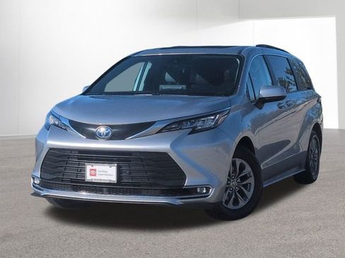 Certified 2023 Toyota Sienna XLE image 1