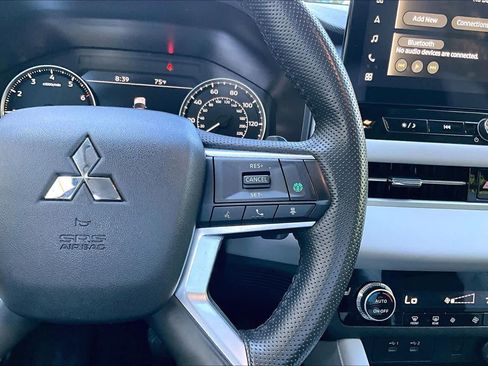Used 2025 Mitsubishi Outlander SE FWD image 25
