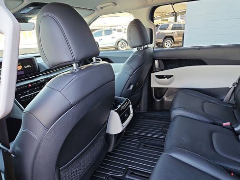 Used 2024 Kia Carnival EX image 7