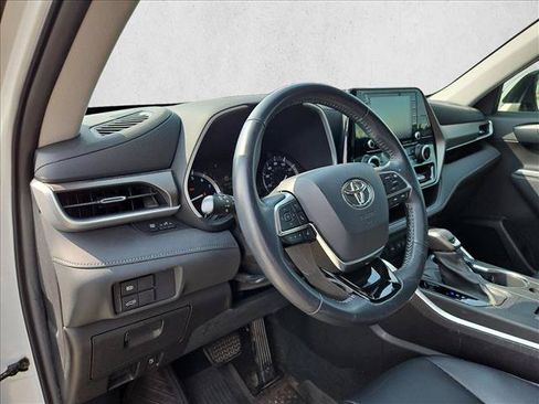 Used 2021 Toyota Highlander XLE FWD image 9