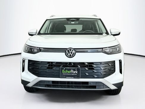 Used 2026 Volkswagen Tiguan SE AWD/4WD image 2