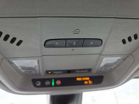 Used 2023 GMC Acadia SLT image 18