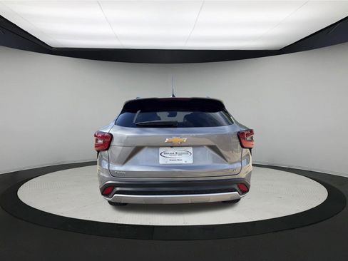 Used 2025 Chevrolet Trax LT FWD image 6