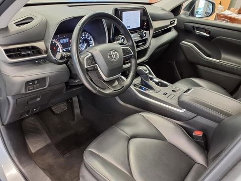 Used 2023 Toyota Highlander XLE image 10