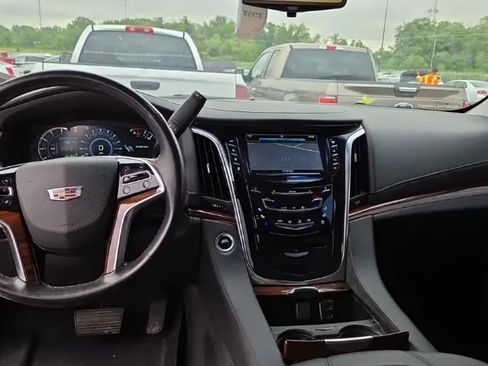 Used 2017 Cadillac Escalade ESV Luxury AWD/4WD image 4