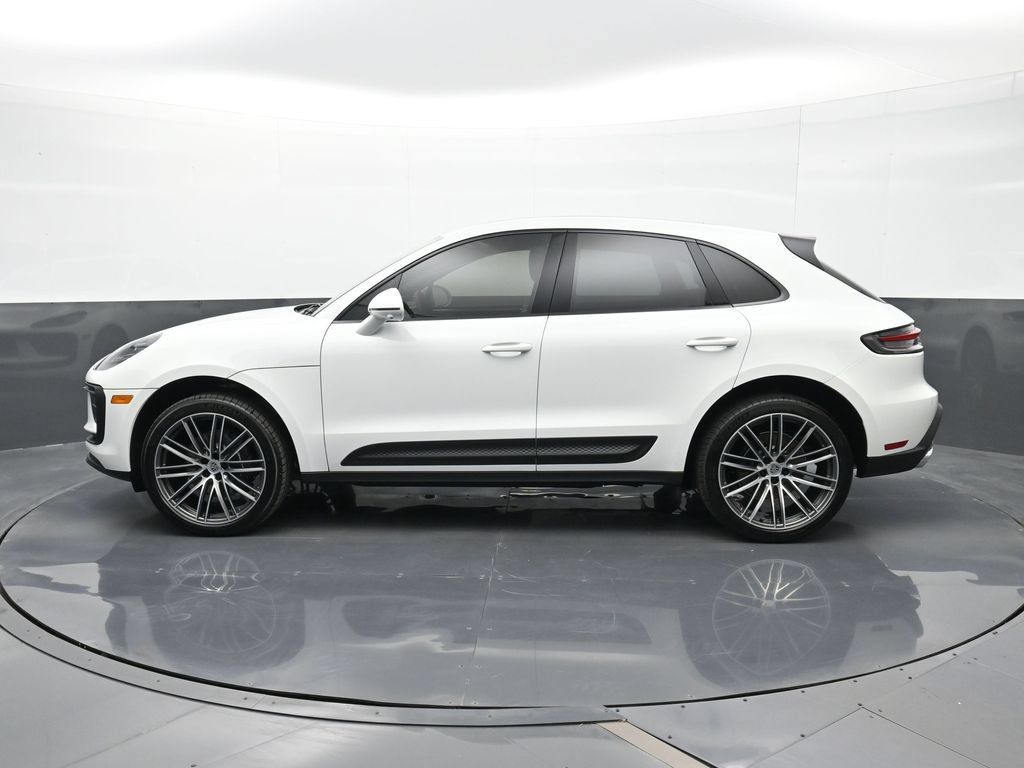 Certified 2025 Porsche Macan AWD/4WD image 2